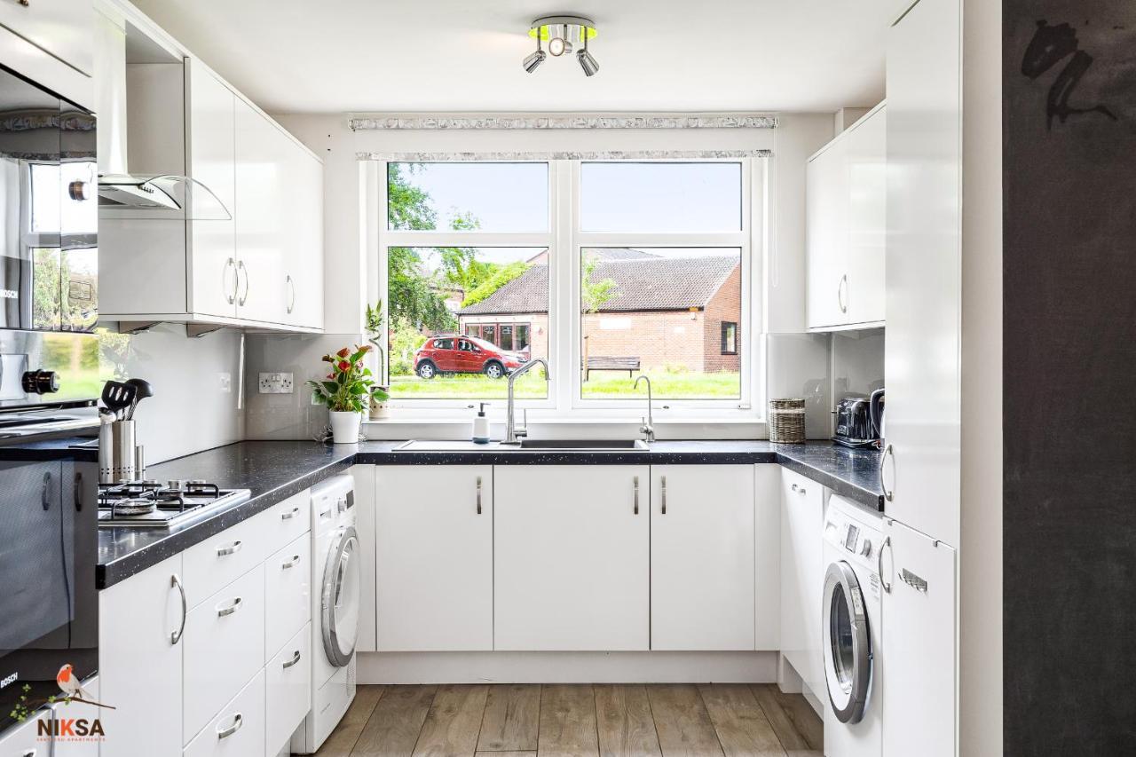 Niksa Serviced Accommodation - 3 Bedroom House Welwyn Garden City Buitenkant foto